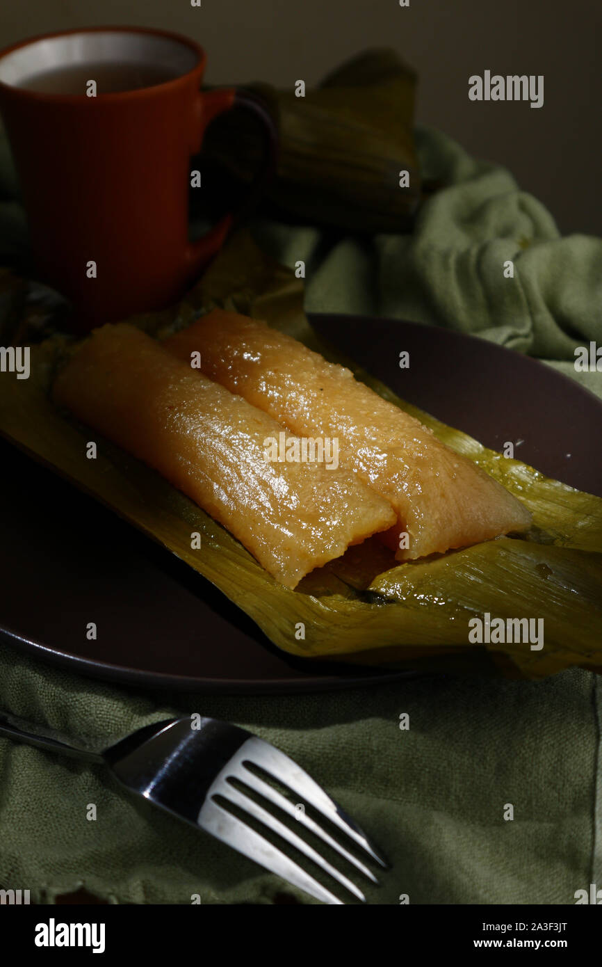 Photo de délicatesse Philippine fraîchement cuisiné appelé manioc manioc râpé ou étuvés suman enveloppées dans des feuilles de bananier Banque D'Images