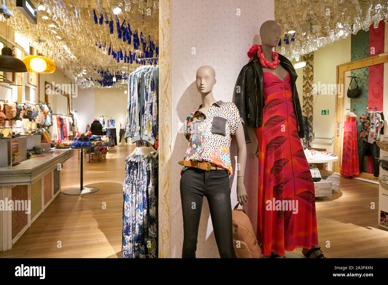 Vienne, Autriche, mai 2019 - CIRCA : interior shot d'un magasin Desigual à  Wien Mitte Le Mall à Vienne Photo Stock - Alamy