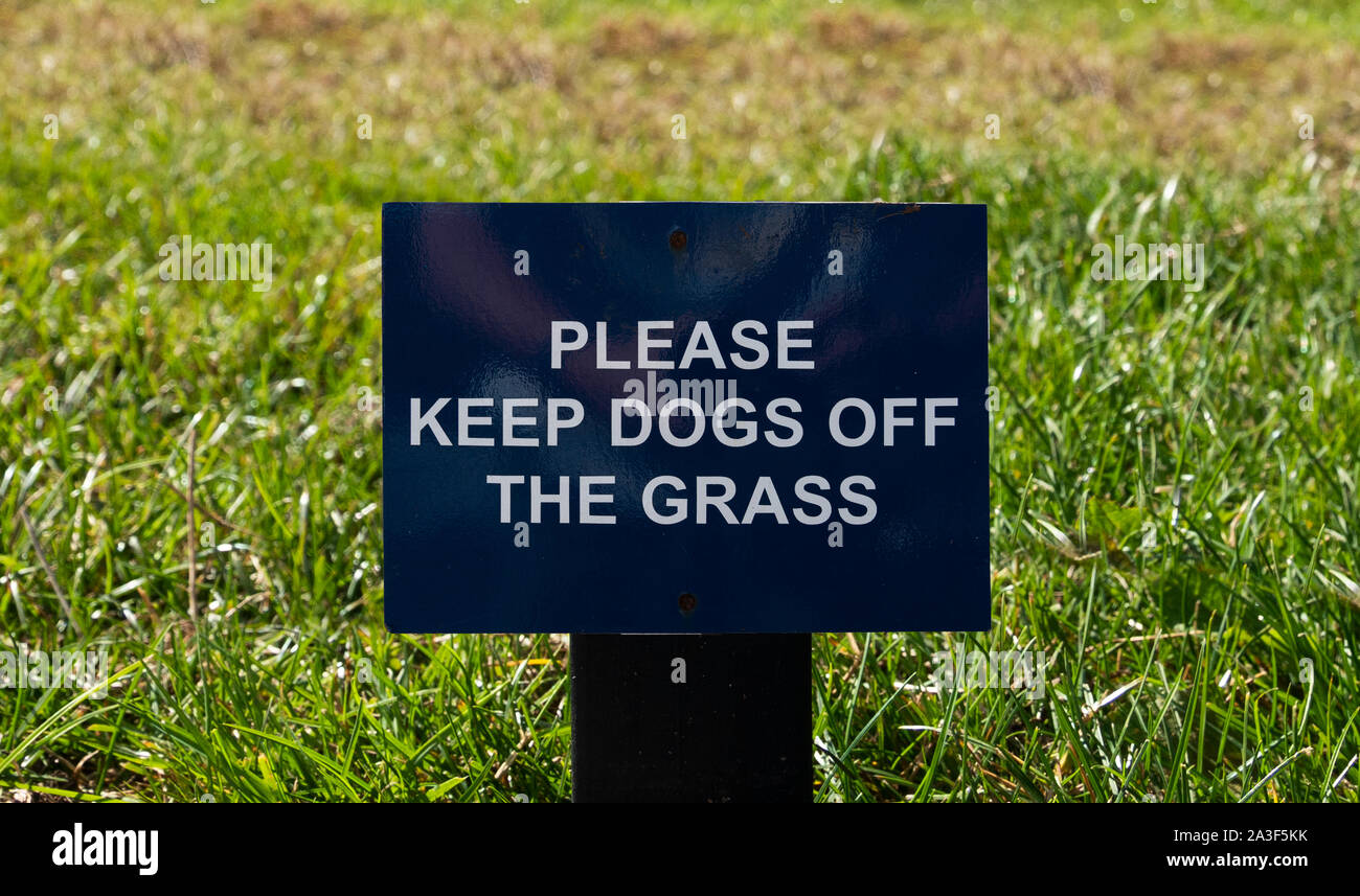 Veuillez Maintenir les chiens Off l'herbe sign Banque D'Images