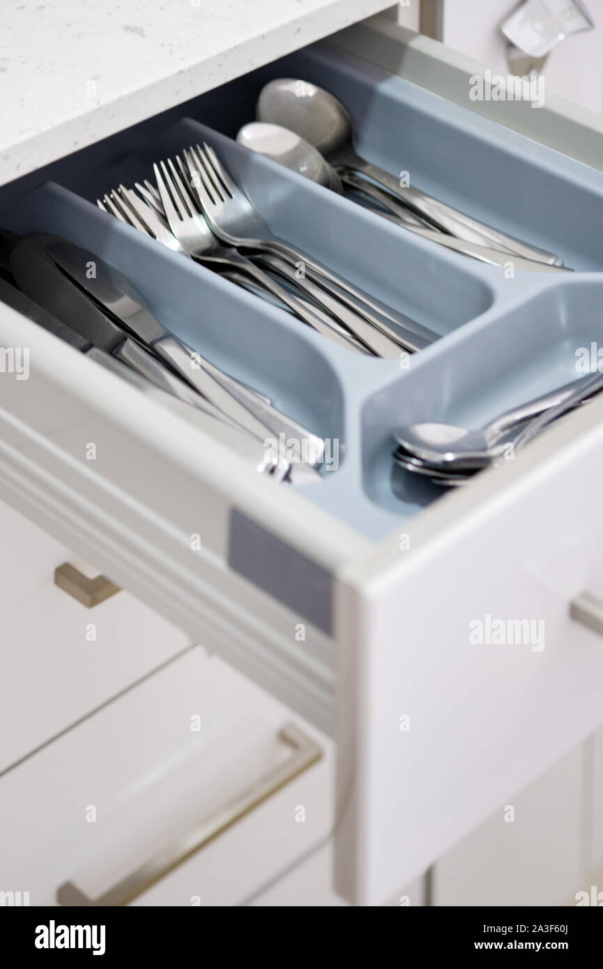 Table de cuisine ouverte où les compartiments tiroirs empilés fourches accessoires cuillères, vue en gros pas de personnes Banque D'Images