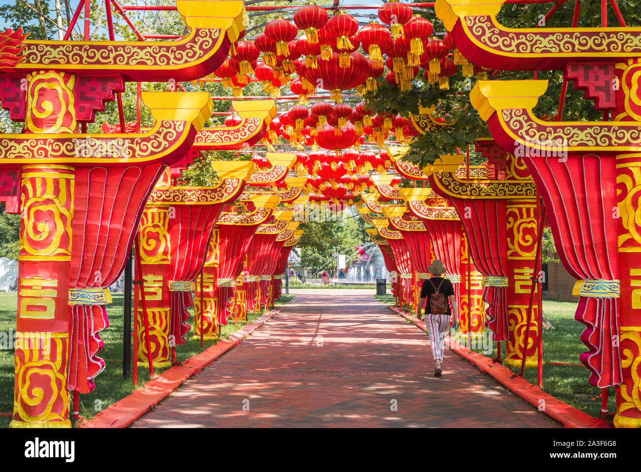 Franklin Square Park, vue de l'intérieur des arches chinois coloré Franklin Square Park au cours de la Chinese Lantern Festival, Philadelphia, USA Banque D'Images