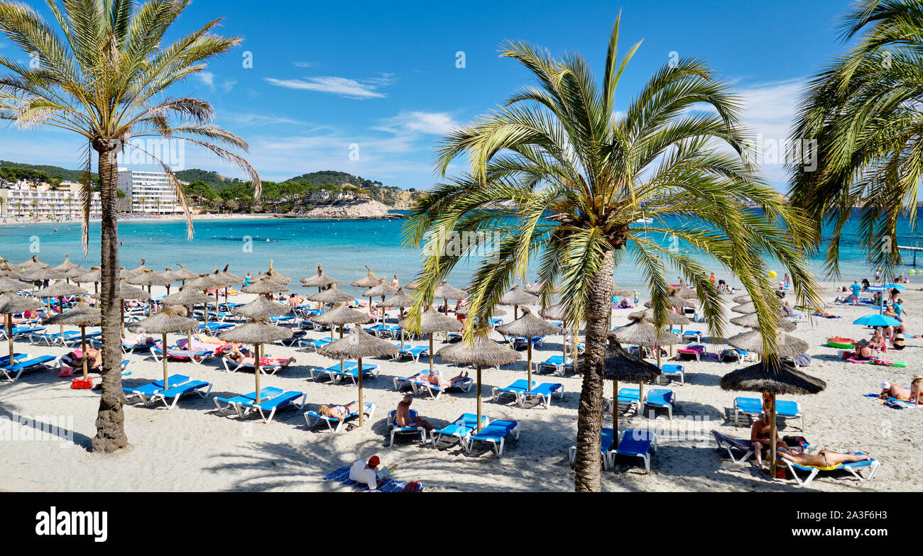 Majorque, Spain-May 27, 2019 : Beaucoup de gens l'été soleil vacances sur la pittoresque plage Mer Méditerranée turquoise bay, El Toro Banque D'Images