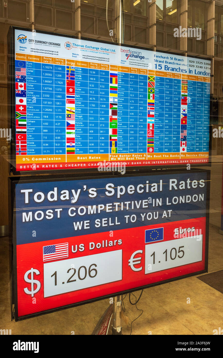 Taux de change / taux de change affichés dans le quartier financier de la ville de Londres. Affichage des taux de change. Affichage des taux de change. Banque D'Images