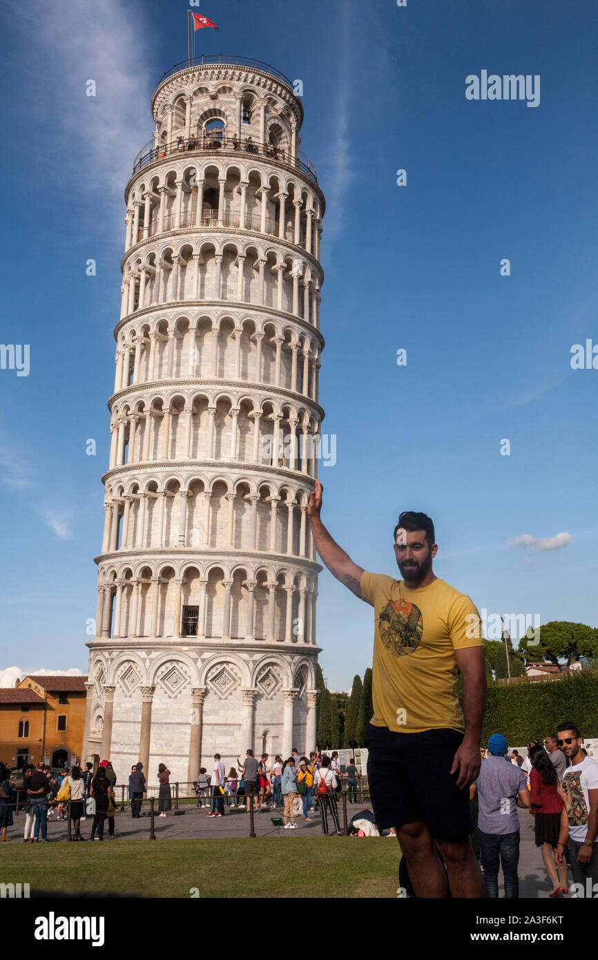 La province de Pise, Pise, Toscane, Italie. Campo dei Miracoli, ou le Champ des Miracles. Également connu sous le nom de la Piazza del Duomo. La cathédrale, ou Duomo, et son être Banque D'Images