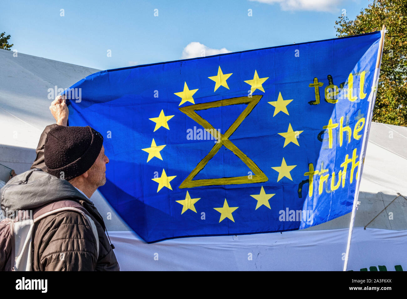 Allemagne, Berlin, Potsdamerplatz, 7 octobre 2019. Le changement climatique village de tentes sur la pelouse à l'extérieur des bureaux officiels de la chancelière allemande. L'Extinction la rébellion (XR) Manifestation à Berlin appelle à plus de protection du climat et la prévention de l'extinction des espèces. . Les manifestants ont occupé un grand carrefour à Potsdamer Platz et apporté le trafic à l'arrêt. La semaine de protestation est partie d'une protestation à l'échelle mondiale et les gouvernements sont instamment invités à prendre des mesures. crédit : Eden Breitz/Alamy Banque D'Images