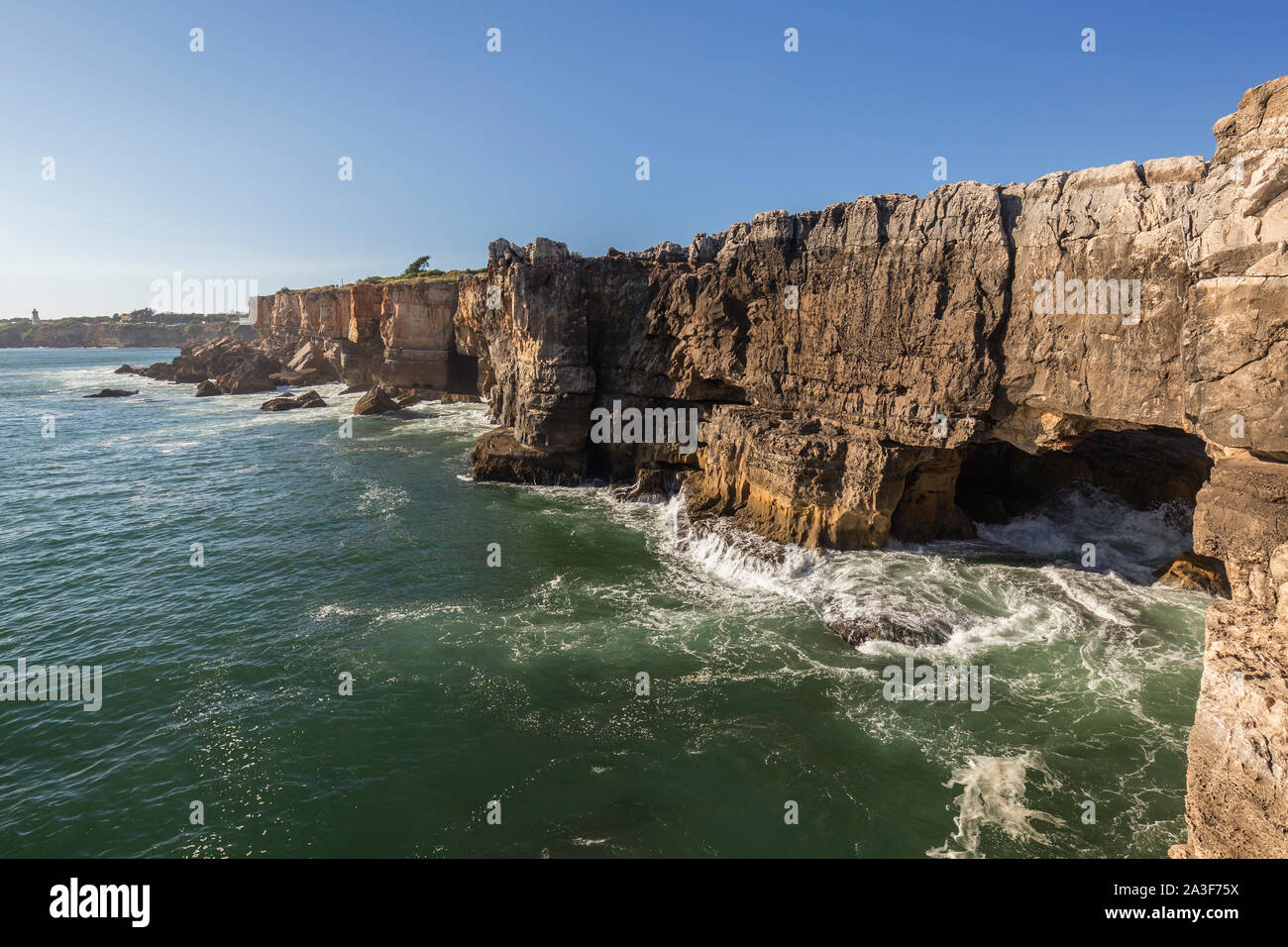 Vue panoramique de la Boca do Inferno (la bouche de l'Enfer) à Cascais, Portugal, sur une journée ensoleillée. C'est un abîme en mer falaise et attraction touristique populaire. Banque D'Images