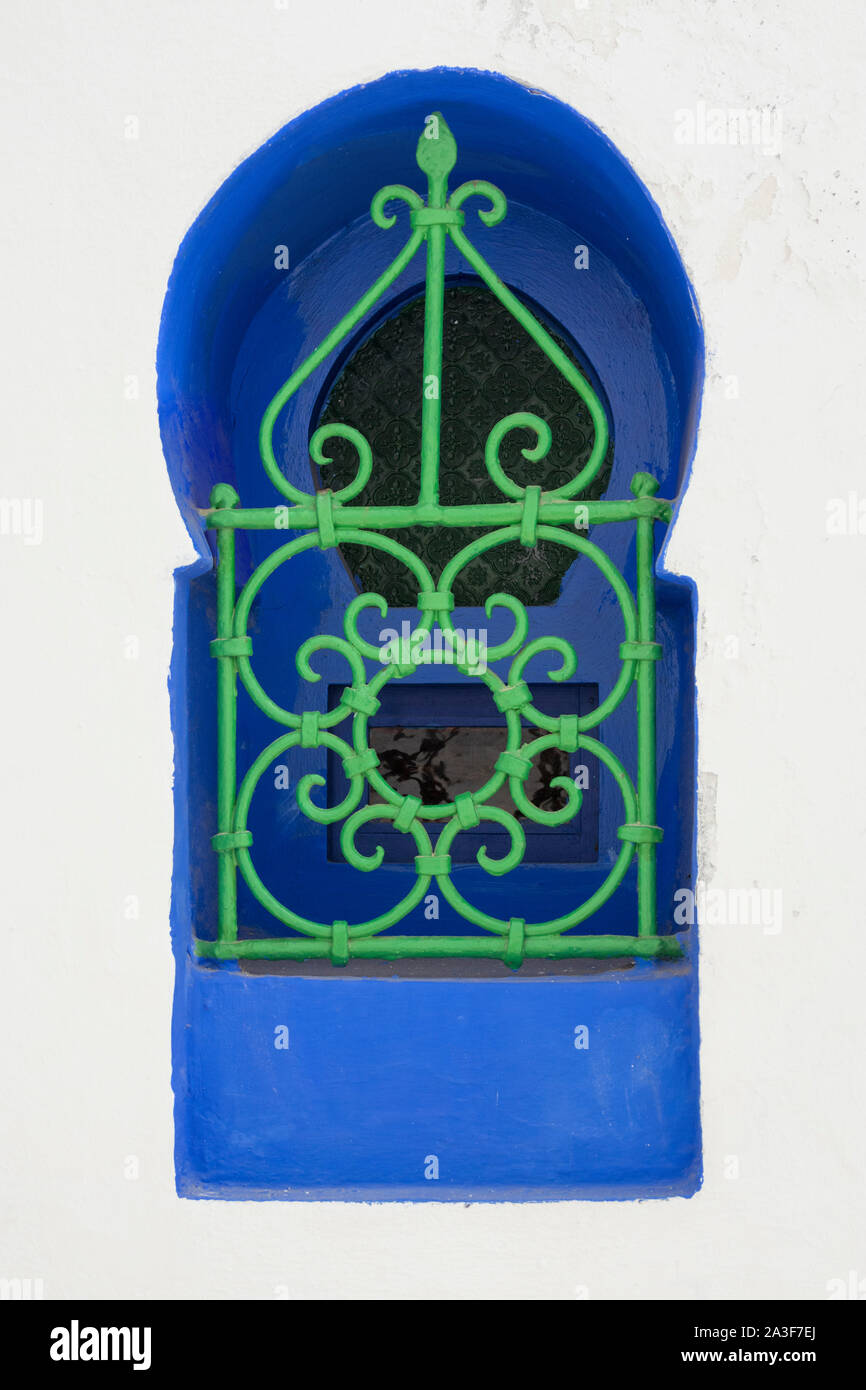 Design coloré marocain fenêtre avec un garde-corps métallique à Asilah, Maroc Banque D'Images