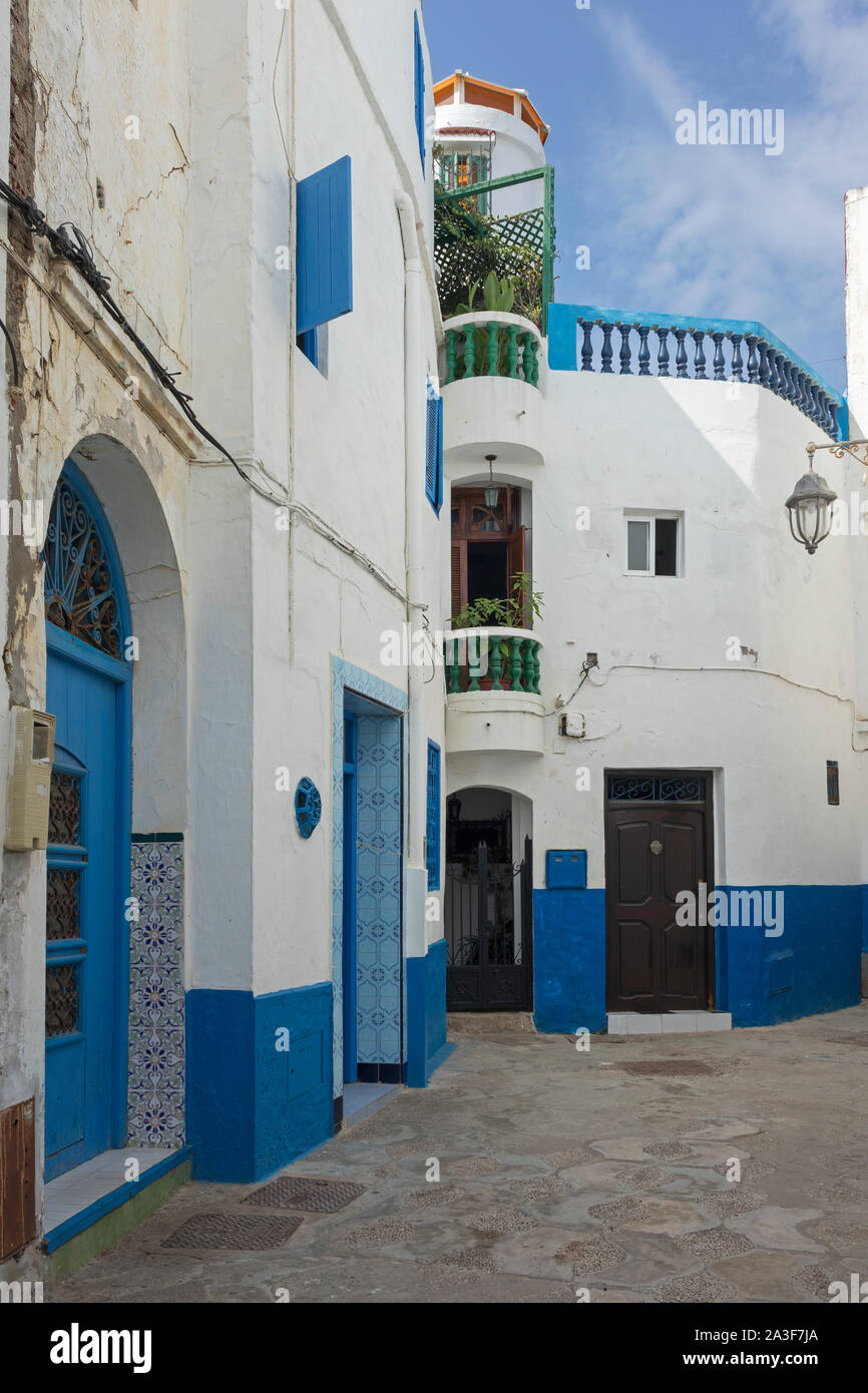 Vieille rue étroite dans la médina d'Asilah, Maroc Banque D'Images