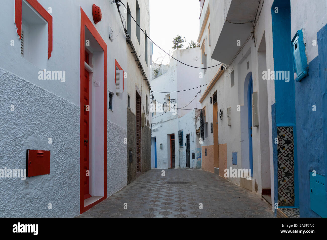 Vieille rue étroite colorés dans la médina d'Asilah, Maroc Banque D'Images