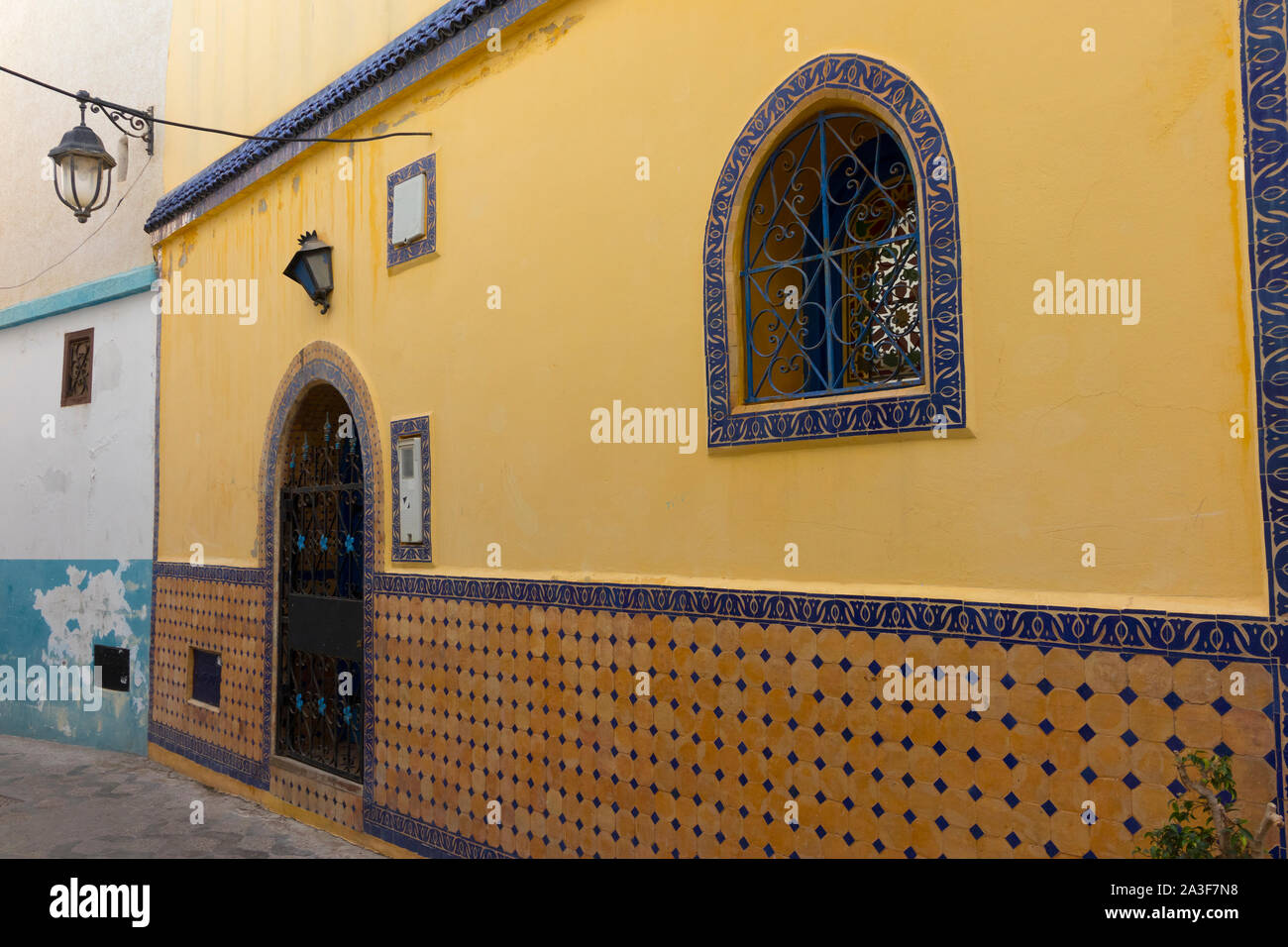 Façade d'une maison traditionnelle décorée de carreaux dans la médina d'Assilah, Maroc Banque D'Images