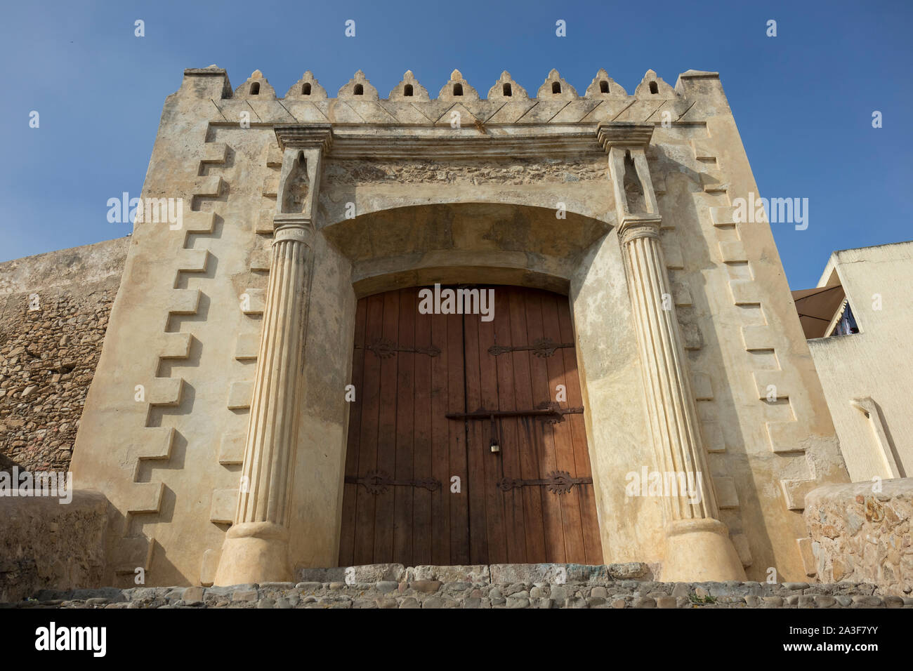 Passerelle historique à l'ancienne médina d'Asilah, au nord du Maroc Banque D'Images