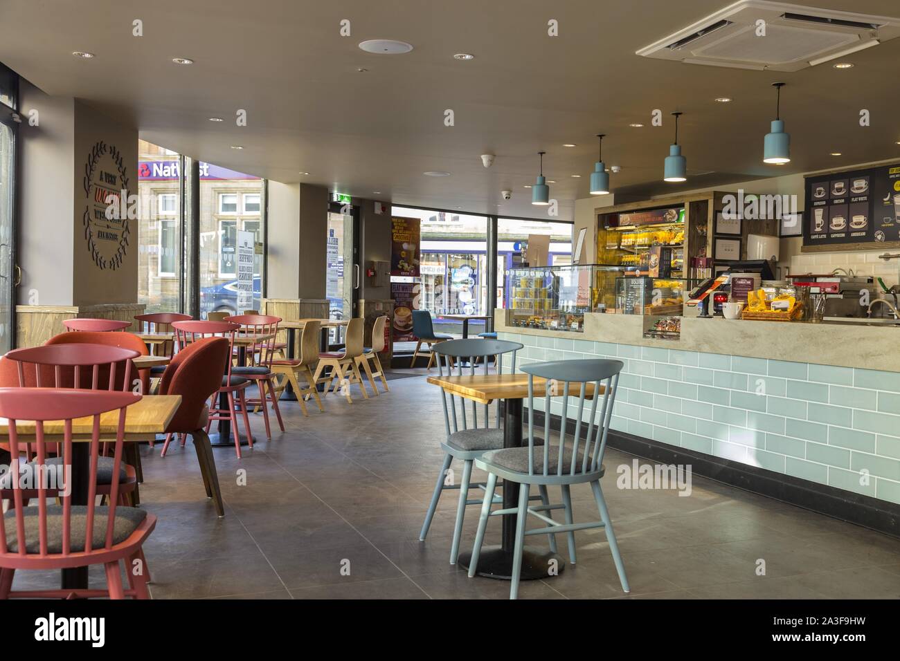 Intérieur d'un café Costa, Axminster, Devon. Banque D'Images