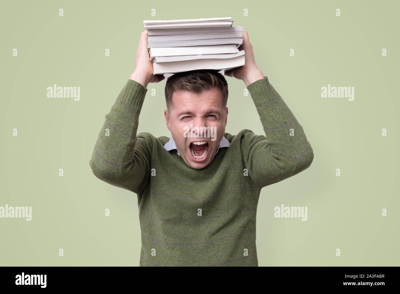 S'ennuyer en colère fatigué college student avec un livre sur la tête Banque D'Images