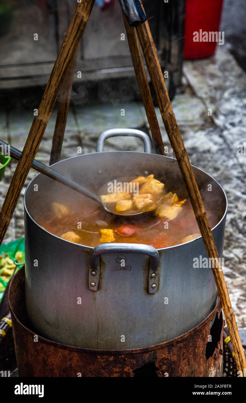 La vapeur chaude et douce stew en vente sur le marché de rue local à Hanoi, Vietnam Banque D'Images