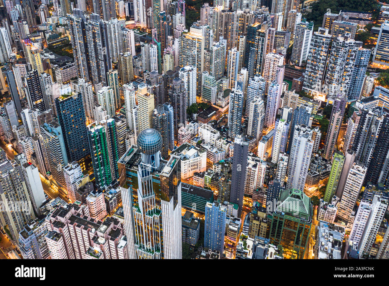 Vue aérienne de l'très peuplées quartiers de Sheung Wan et Sai Yin calembour de l'île de Hong Kong, Chine Banque D'Images
