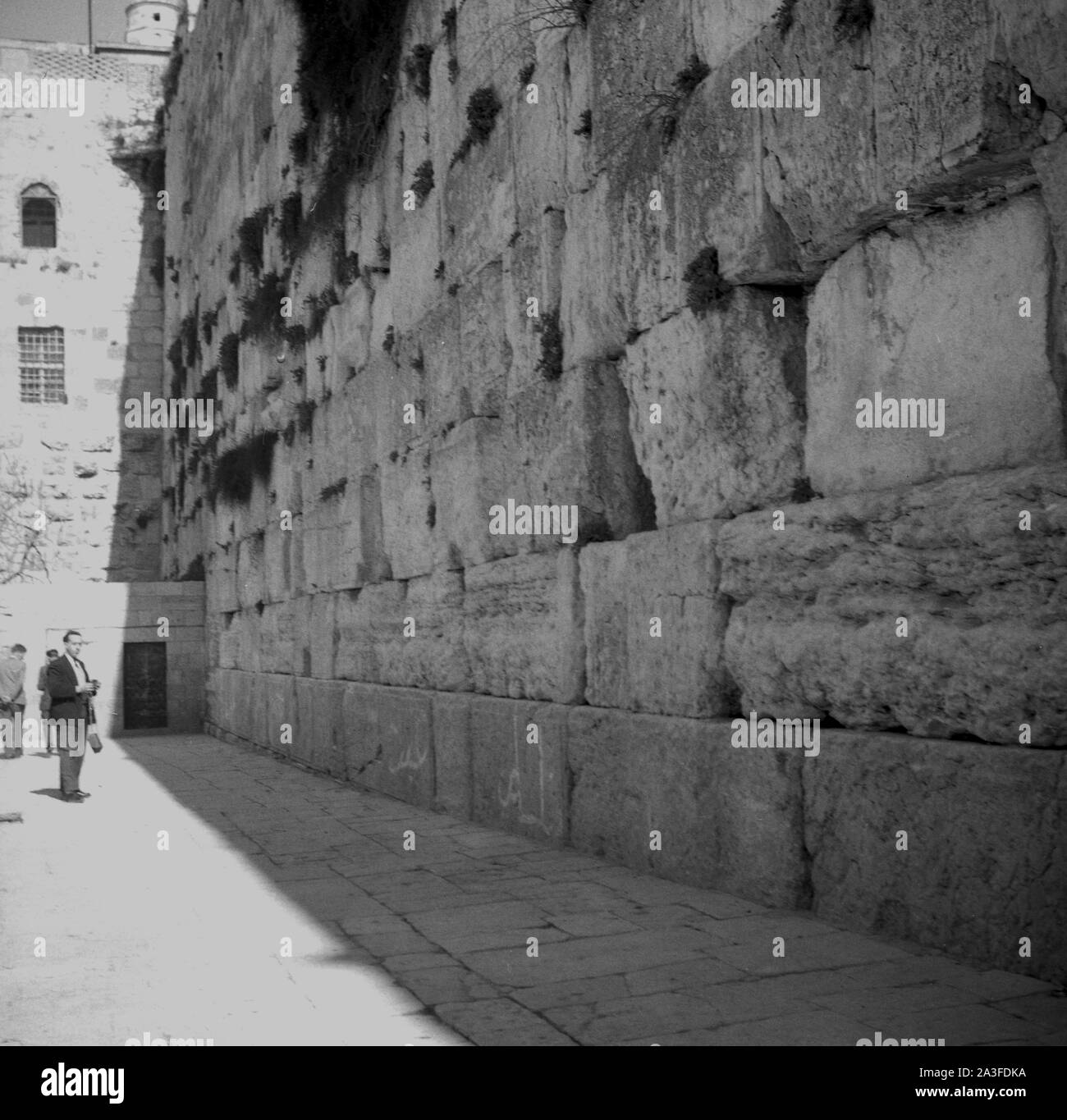 Années 1950, historique, vue de l'Ouest ou waiing anicent mur, un mur de calcaire dans la vieille ville d'Jeresulaem, à ce moment, sous le contrôle de la Jordanie, après la guerre Arba-Israeli 1948. Il est considéré comme un lieu saint, pour la prière pour les juifs en raison de sa connexion avec le Mont du Temple Banque D'Images