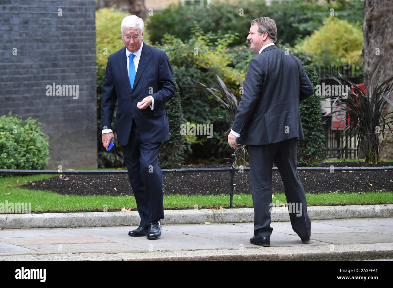 Sir Michael Fallon, député (gauche), passe Secrétaire d'État pour l'Écosse Alister Jack (à droite) pendant qu'il part 10 Downing Street, Londres, après une réunion du Cabinet. Banque D'Images