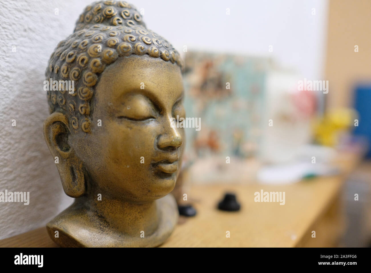 Une tête de Bouddha statue trône sur une étagère près du mur dans la chambre Banque D'Images