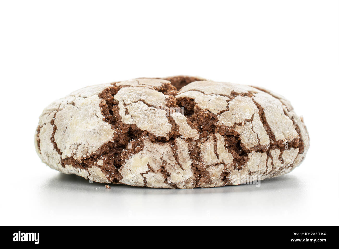 Un ensemble de petits chocolats isolé sur fond blanc Banque D'Images