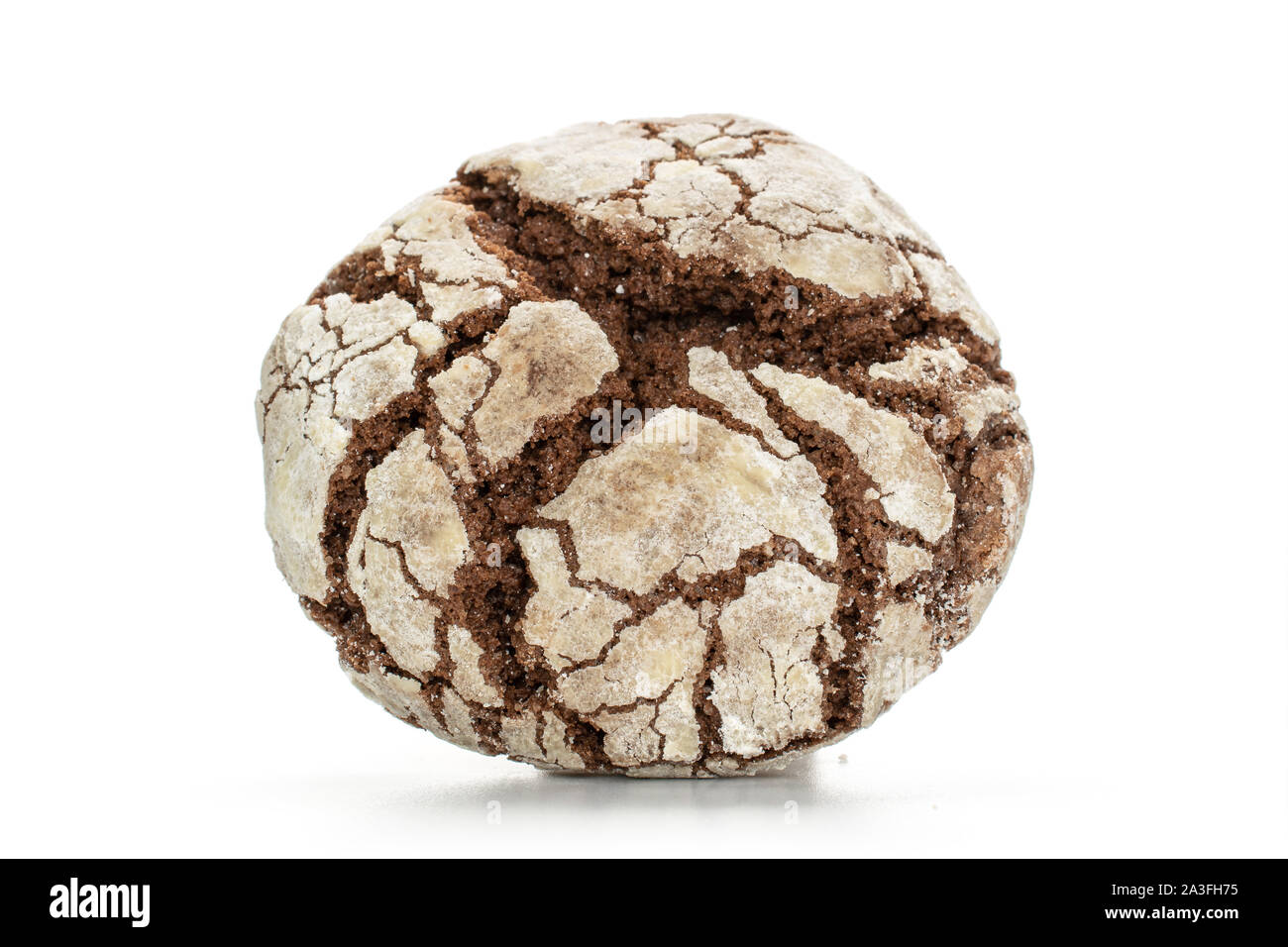 Un ensemble de petits chocolats isolé sur fond blanc Banque D'Images