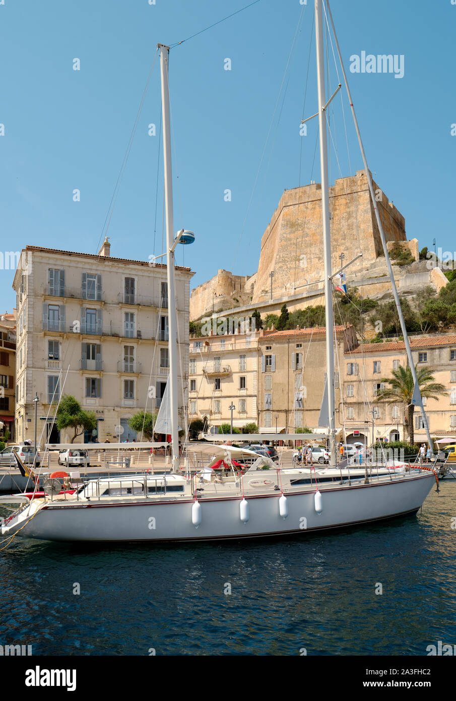 Fountaine Pajot Lavezzi 40 Location et citadelle port et la ville de Bonifacio à la pointe sud de l'île française de Corse - Corse du Sud France. Banque D'Images