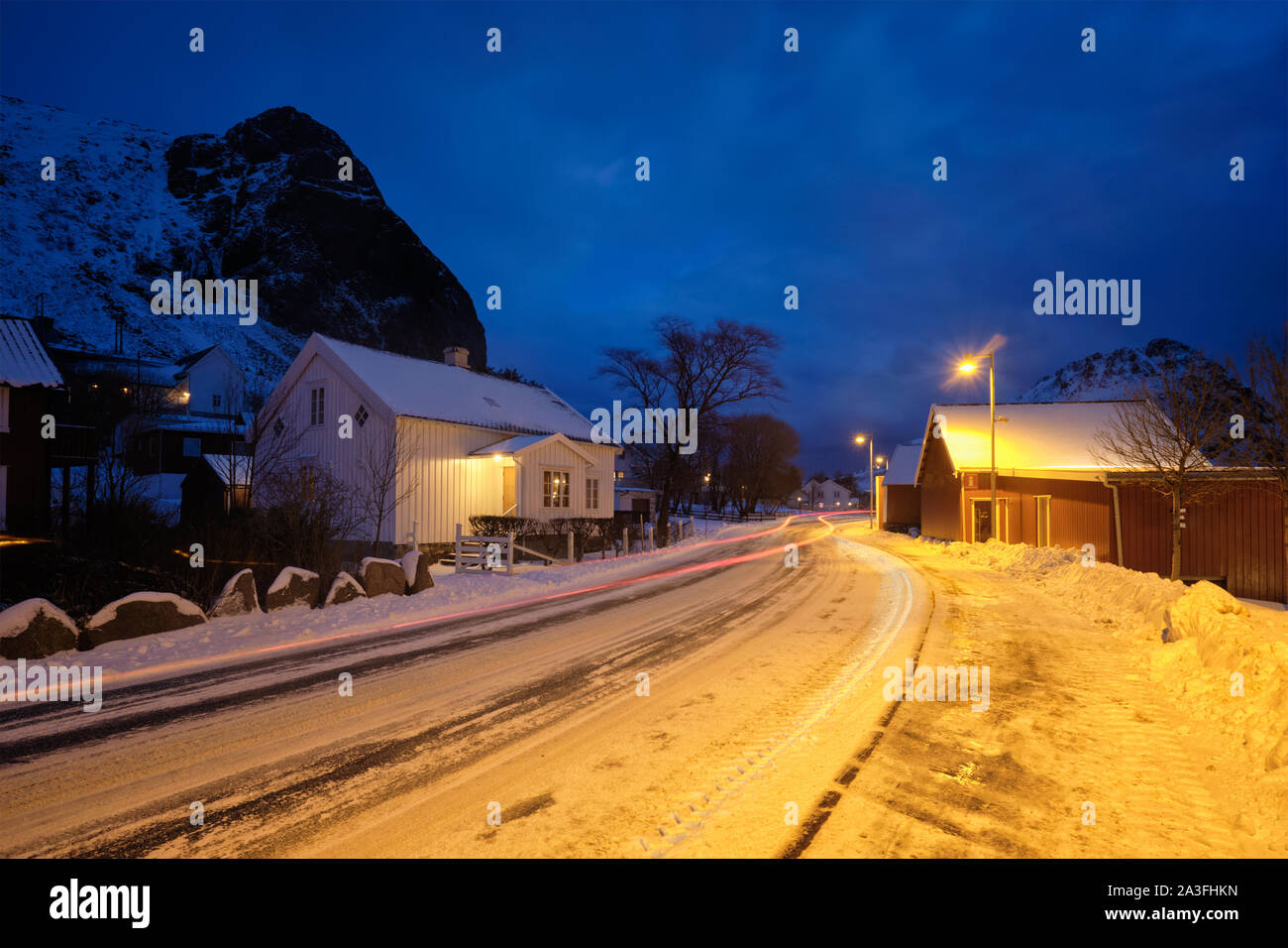 Road à Ramberg village avec des maisons traditionnelles de rorbue rouge dans la nuit, la Norvège Banque D'Images