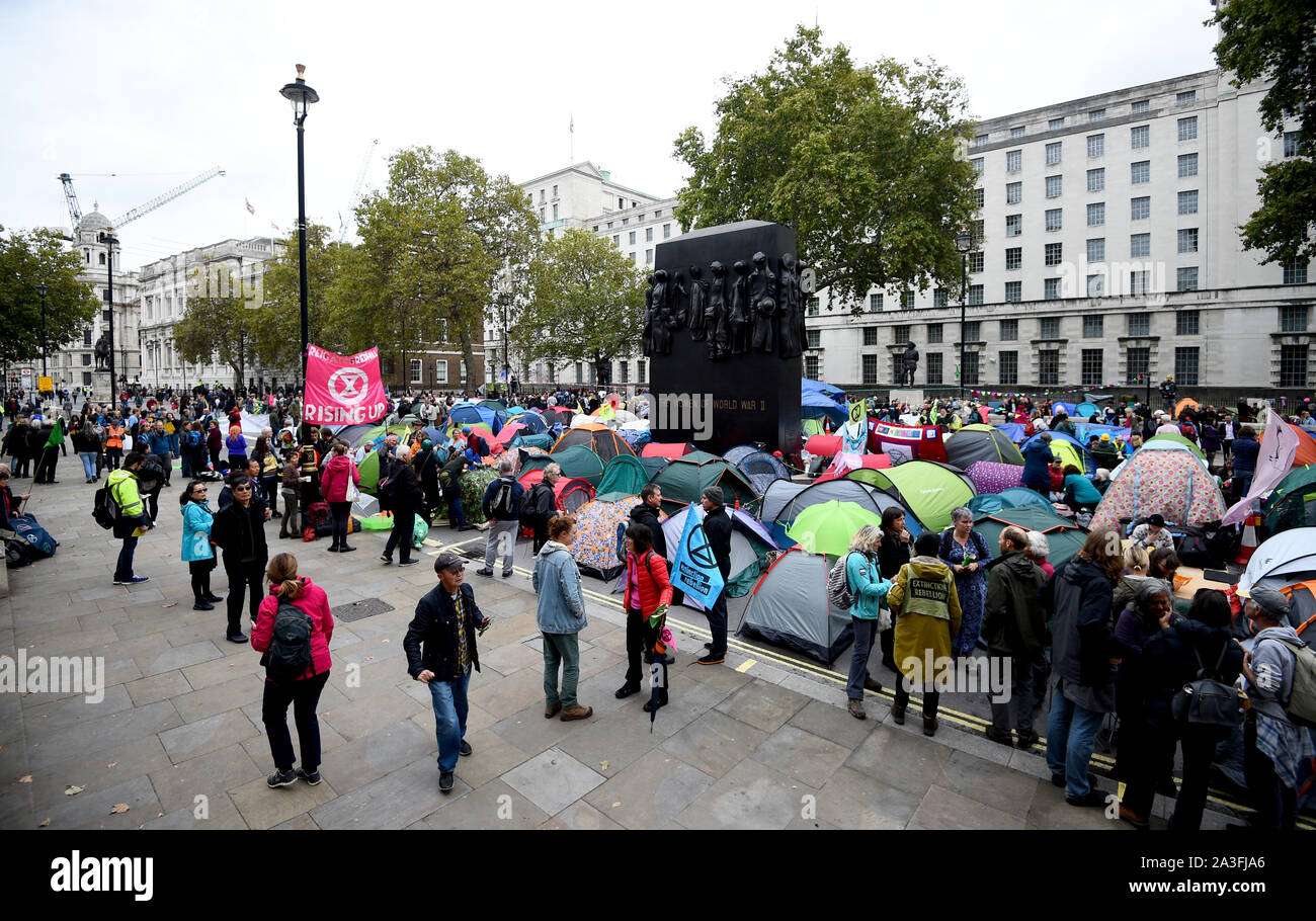 Des manifestants qui ont établi leur camp sur Whitehall au cours d'une rébellion d'Extinction (XR) Manifestation à Westminster, Londres. Banque D'Images