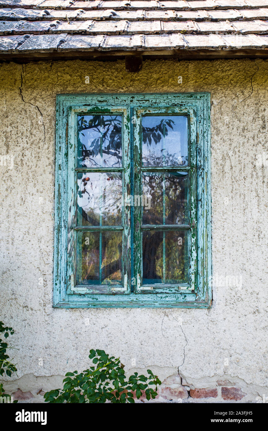 Les fenêtres et les portes de maisons de village Banque D'Images
