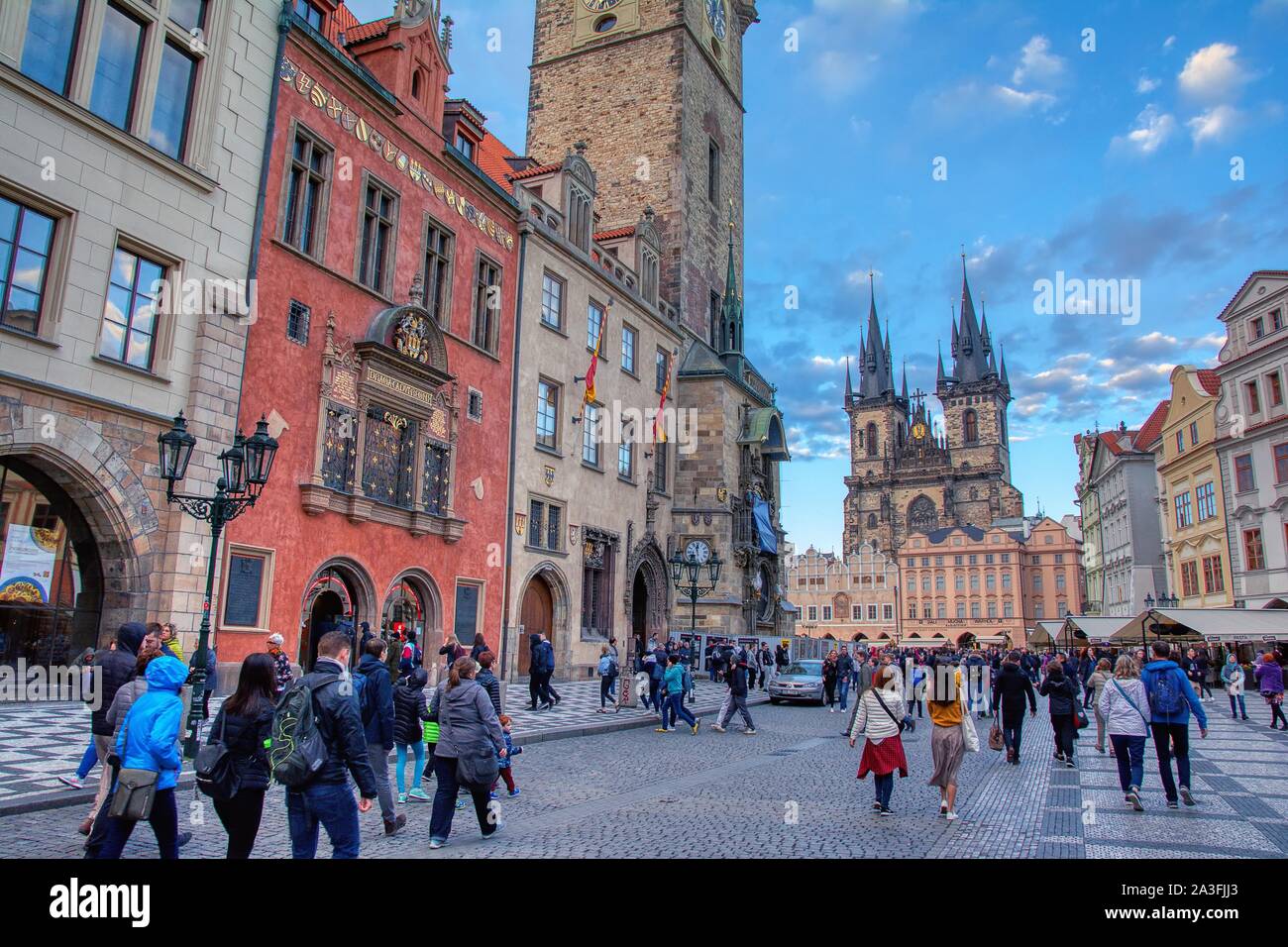 Prague, République tchèque - 24 septembre 2018 : la place de la vieille ville de Prague, en République tchèque, l'Europe. Vue sur l'église de Tyn et marché traditionnel. Banque D'Images