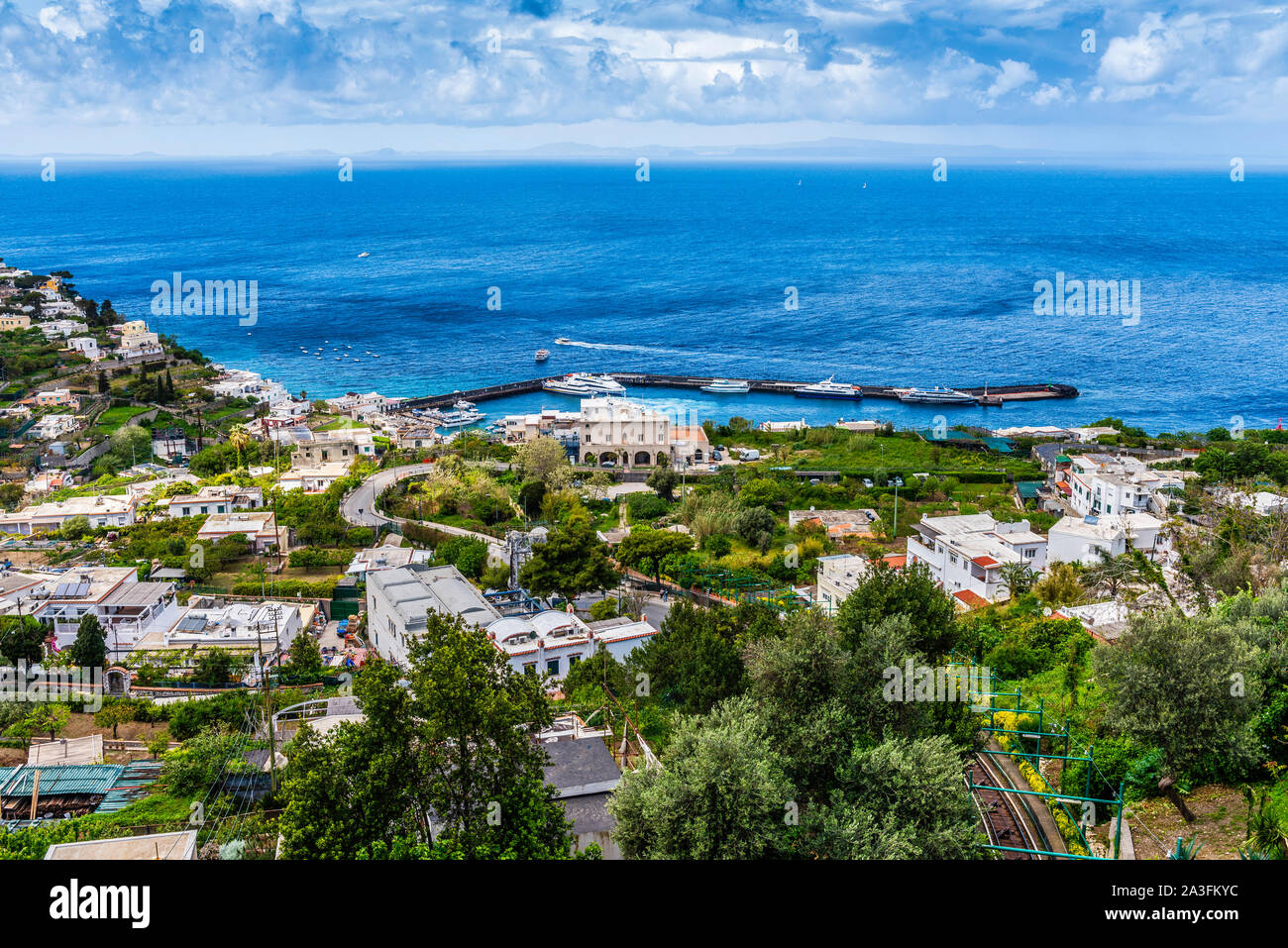 Vue sur la Marina Grande à partir de la ville de Capri sur l'île italienne de Capri Banque D'Images