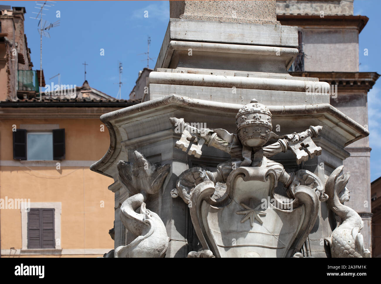 Détail de la Fontana del Pantheon avec les bras du Pape Clément XI, qui l'avait redessiné, l'installation de l'obélisque qui a surmonté la fontaine en 1711. Banque D'Images