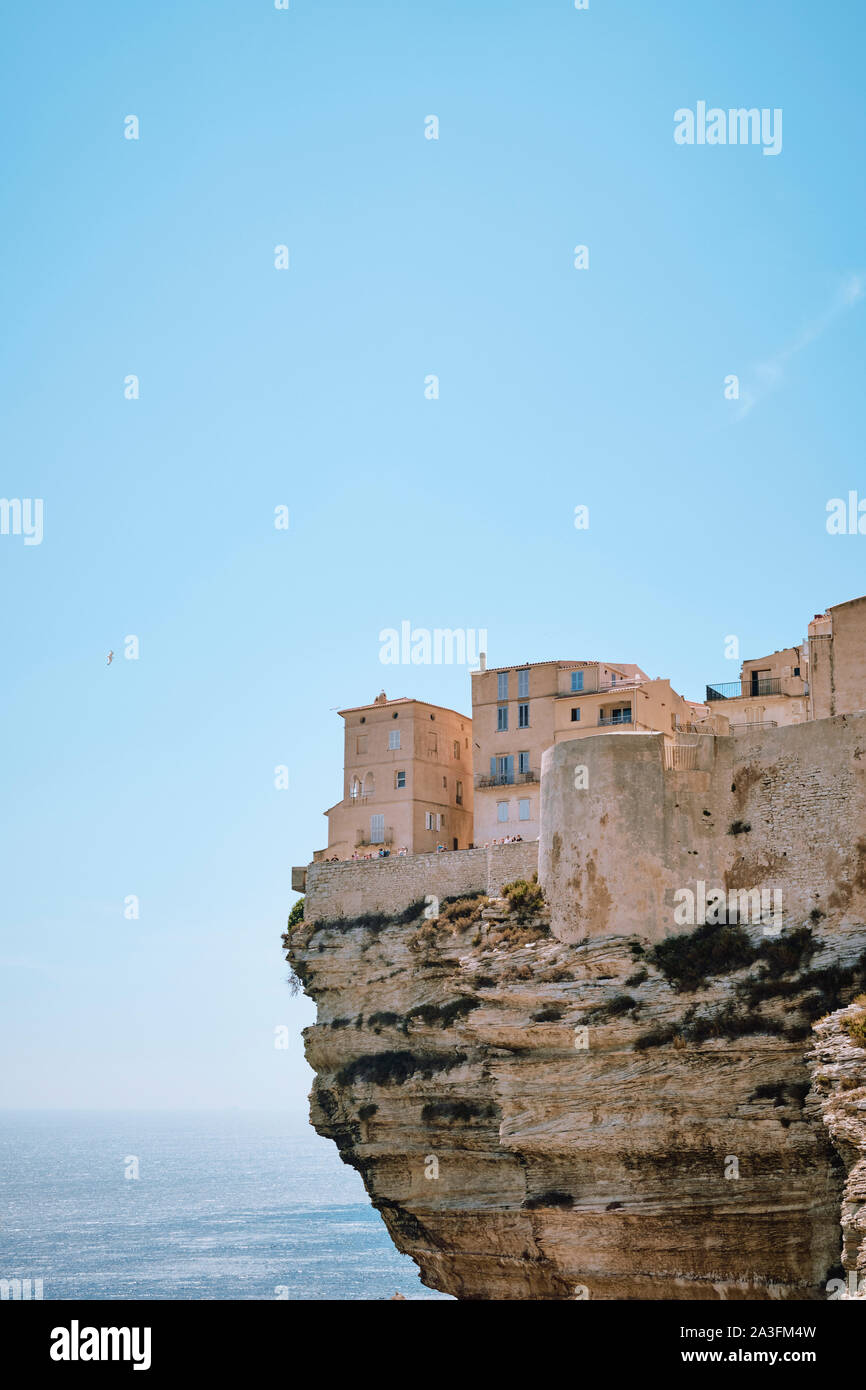 La falaise calcaire citadelle ville de Bonifacio à la pointe sud de l'île française de Corse - Corse du Sud France - copie de l'espace. Banque D'Images