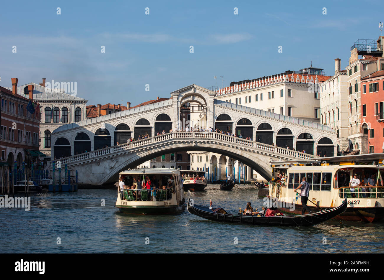 Télécabine et vaporetto sur le Grand Canal de Venise, à proximité du pont du Rialto, un lieu touristique populaire de Venise. Banque D'Images