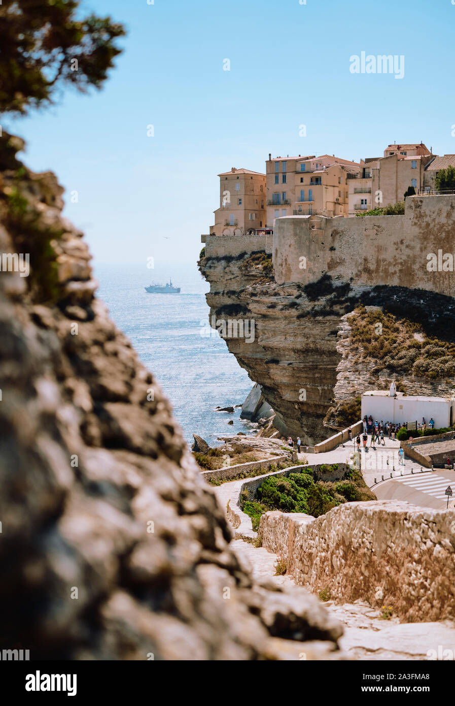 La falaise calcaire ville citadelle et ferry de Bonifacio à la pointe sud de l'île française de Corse - Corse du Sud France. Banque D'Images
