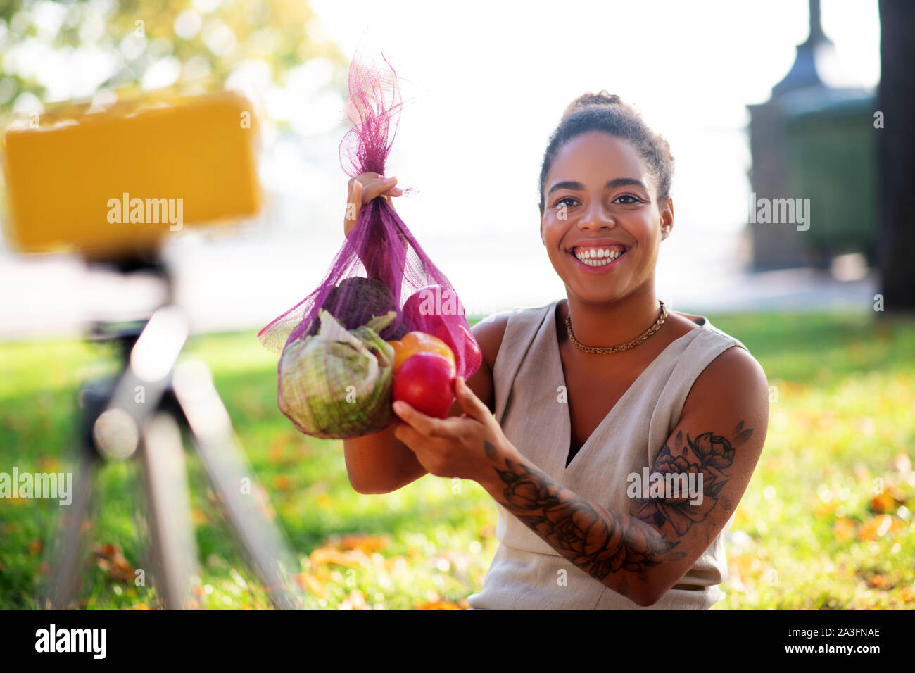 Blogger rayonnant sourire tout en parlant sur une alimentation saine Banque D'Images