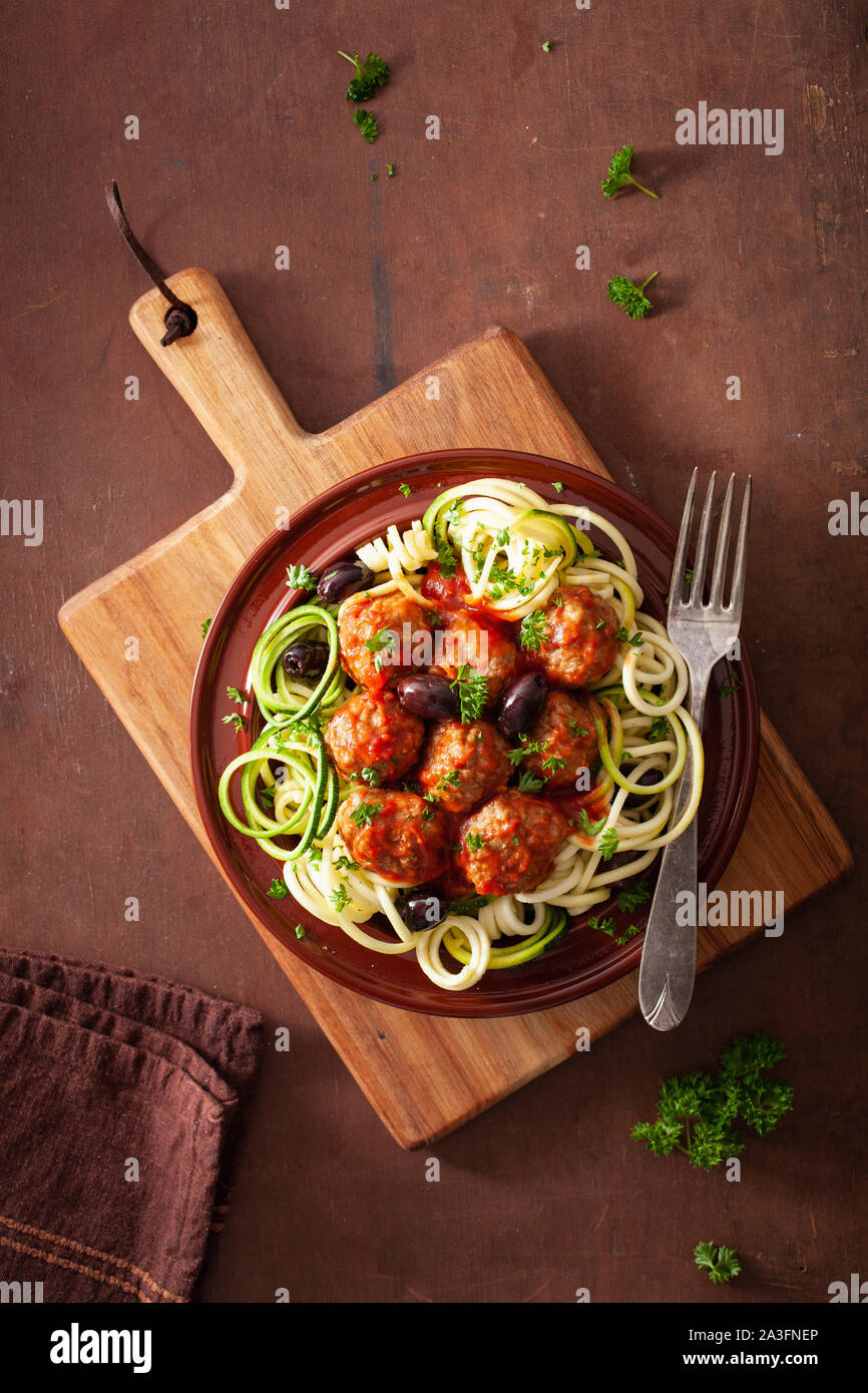 Zoodles paléo céto nouilles aux boulettes de courgettes et olives Banque D'Images