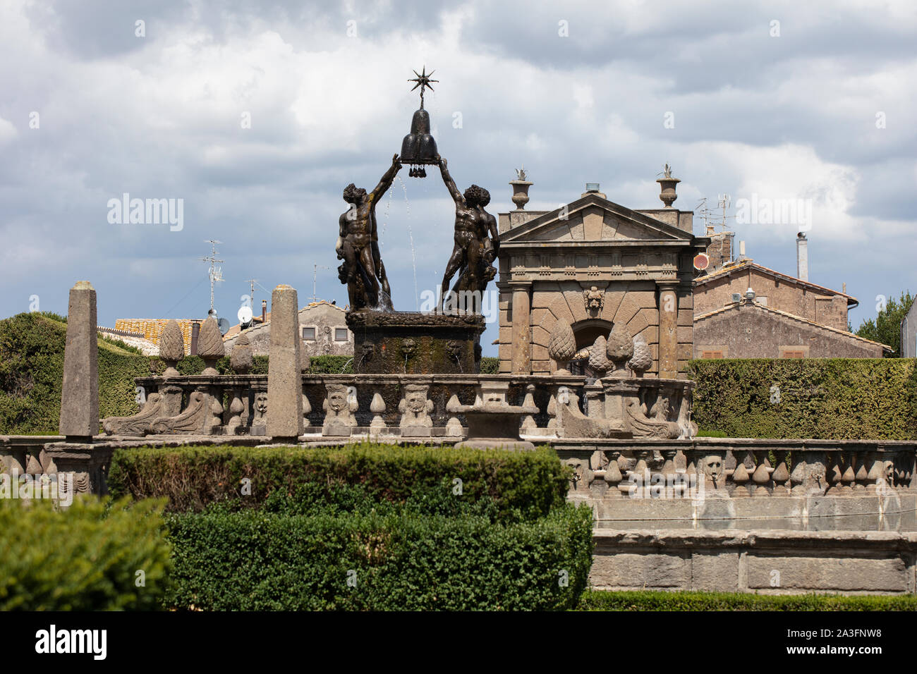 Vue sur la fontaine des Maures dans le parterre central des jardins de la renaissance à Villa Lante, Bagnaia, province de Viterbo Banque D'Images