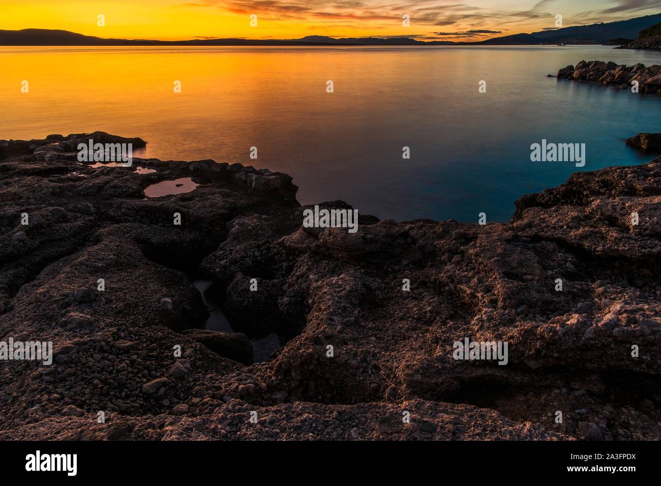 La côte de la Mer Méditerranéenne pittoresque au crépuscule. Paysage de la Mer Adriatique Croate. Banque D'Images