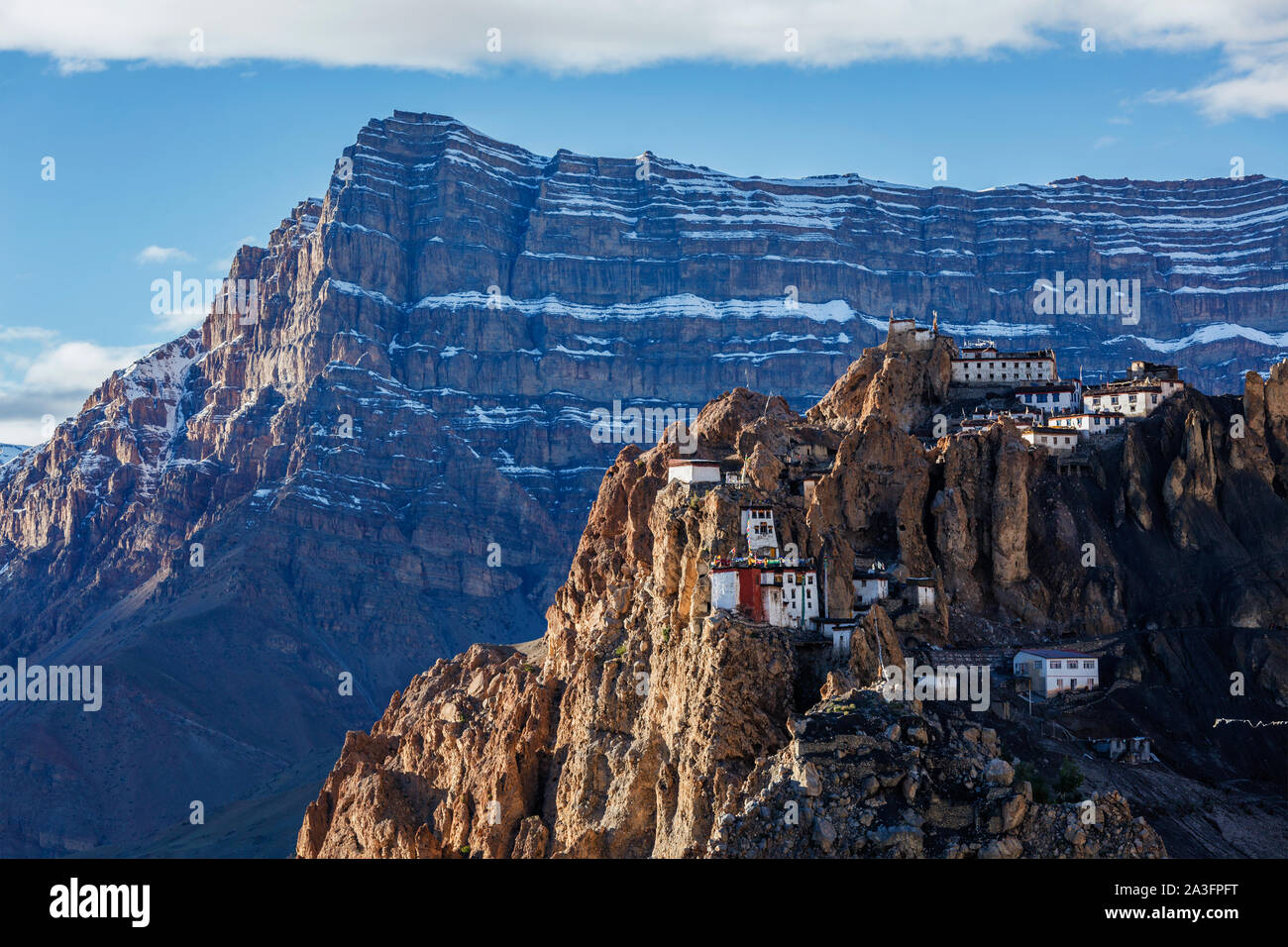 Dhankar monastère perché sur une falaise dans les Himalaya, Inde Banque D'Images