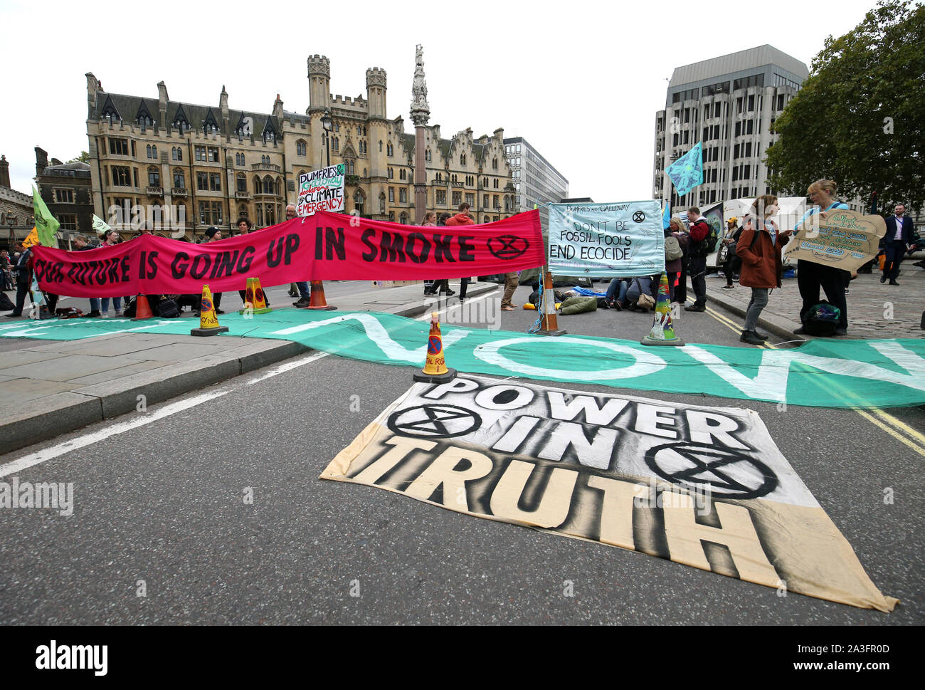 Les manifestants sur la rue Victoria, par la grande porte de l'ouest de l'abbaye de Westminster, lors d'une rébellion d'Extinction (XR) Manifestation à Westminster, Londres. Banque D'Images