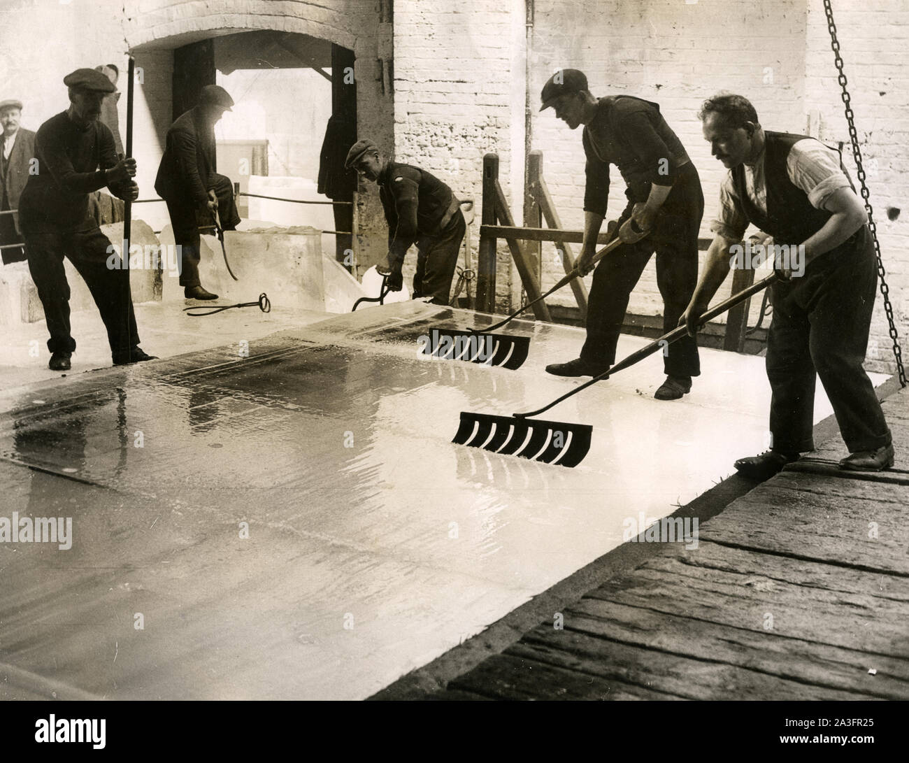 La fabrication des travailleurs à l'ère de glace avant cherchant fabrique le travail du métal Banque D'Images