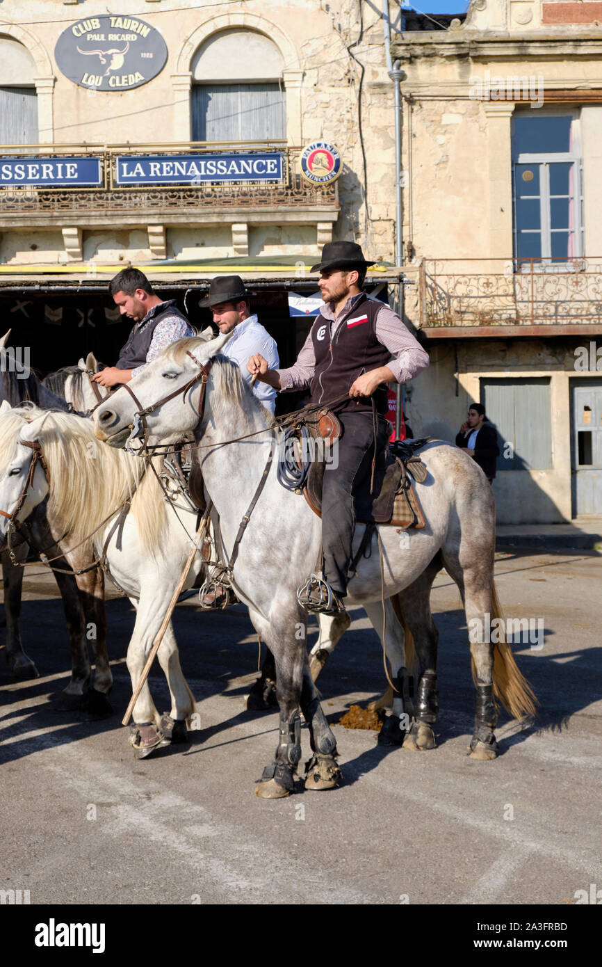 Bandido (cowboy) à cheval sur la place du village avant d'un taureau de Camargue course à travers la rue de Gallargues-le-Montueux Banque D'Images