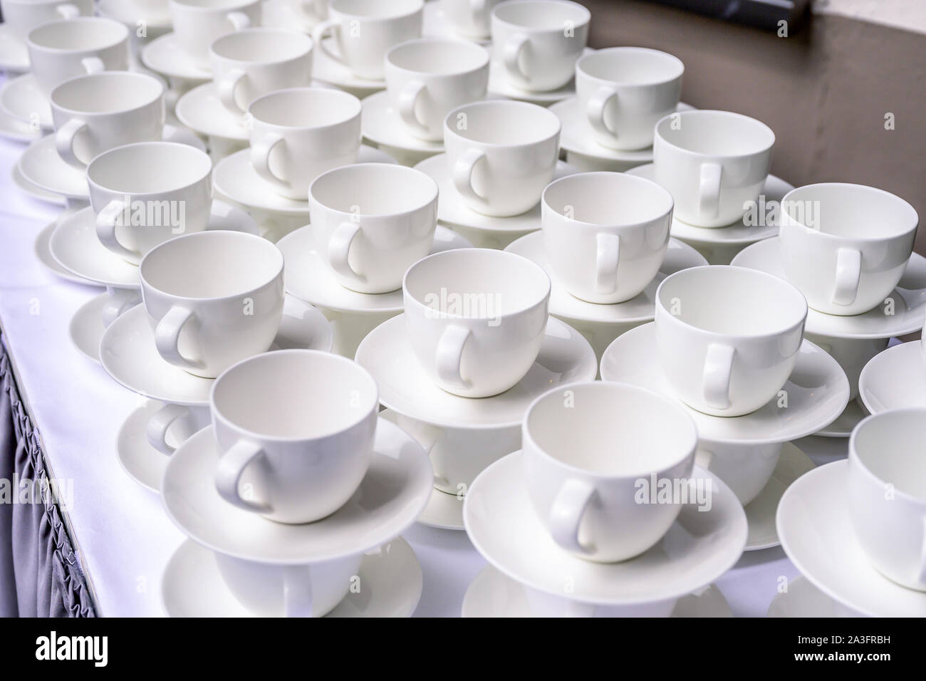 Résumé de nombreuses lignes empilées floue de café tasses à thé. Banque D'Images