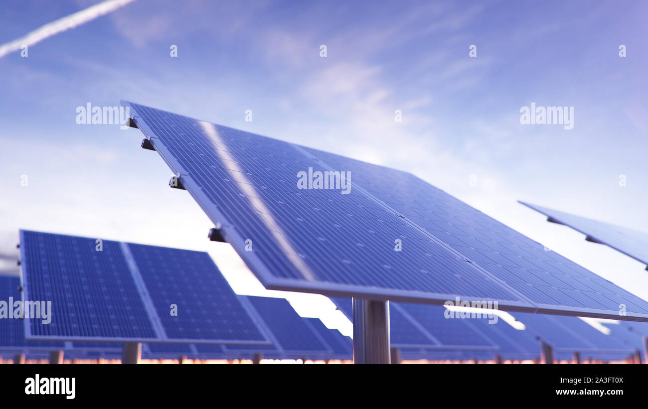 Des panneaux solaires au coucher du soleil. L'énergie alternative. L'énergie propre, écologique. Les panneaux solaires photovoltaïques, avec la réflexion d'un beau ciel du soir. Solar Banque D'Images
