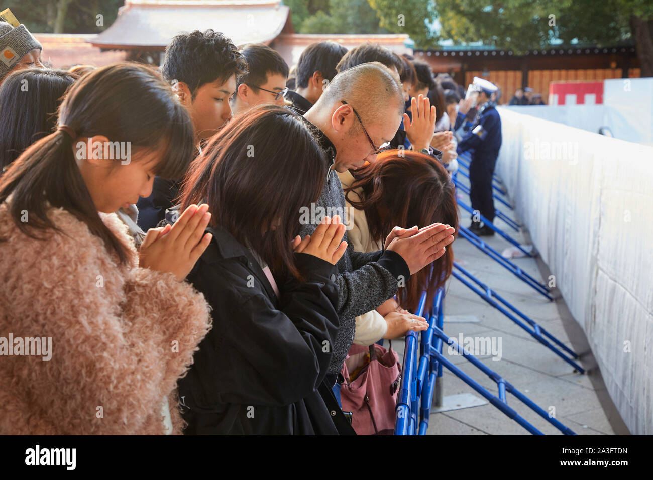 Japon Tokyo Le newyearsday beaucoup de gens vont au Meiji Shrine Temple près de gare Harajuku. Prier près du temple 1-1-2018 Jaco photo Claude Rostand Banque D'Images