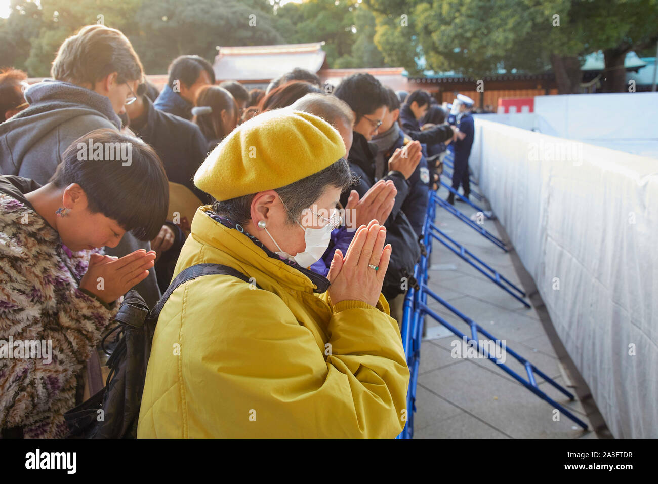 Japon Tokyo Le newyearsday beaucoup de gens vont au Meiji Shrine Temple près de gare Harajuku. Prier près du temple 1-1-2018 Jaco photo Claude Rostand Banque D'Images