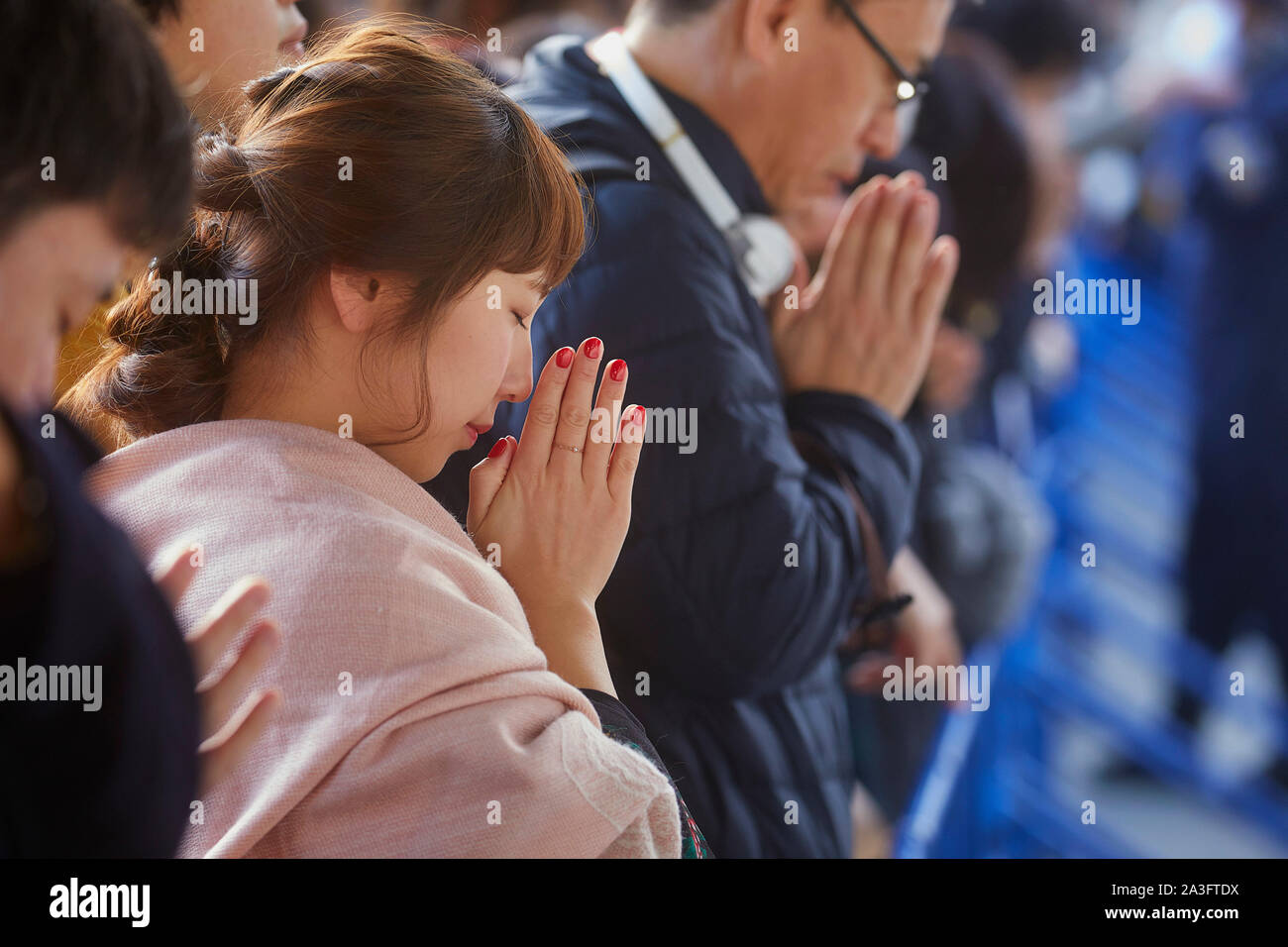 Japon Tokyo Le newyearsday beaucoup de gens vont au Meiji Shrine Temple près de gare Harajuku. Prier près du temple 1-1-2018 Jaco photo Claude Rostand Banque D'Images