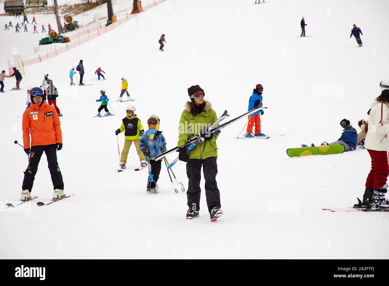 Karuizawa Japon sur la neige ski enfants et adultes, 8-1-2018 Jaco photo Claude Rostand Banque D'Images