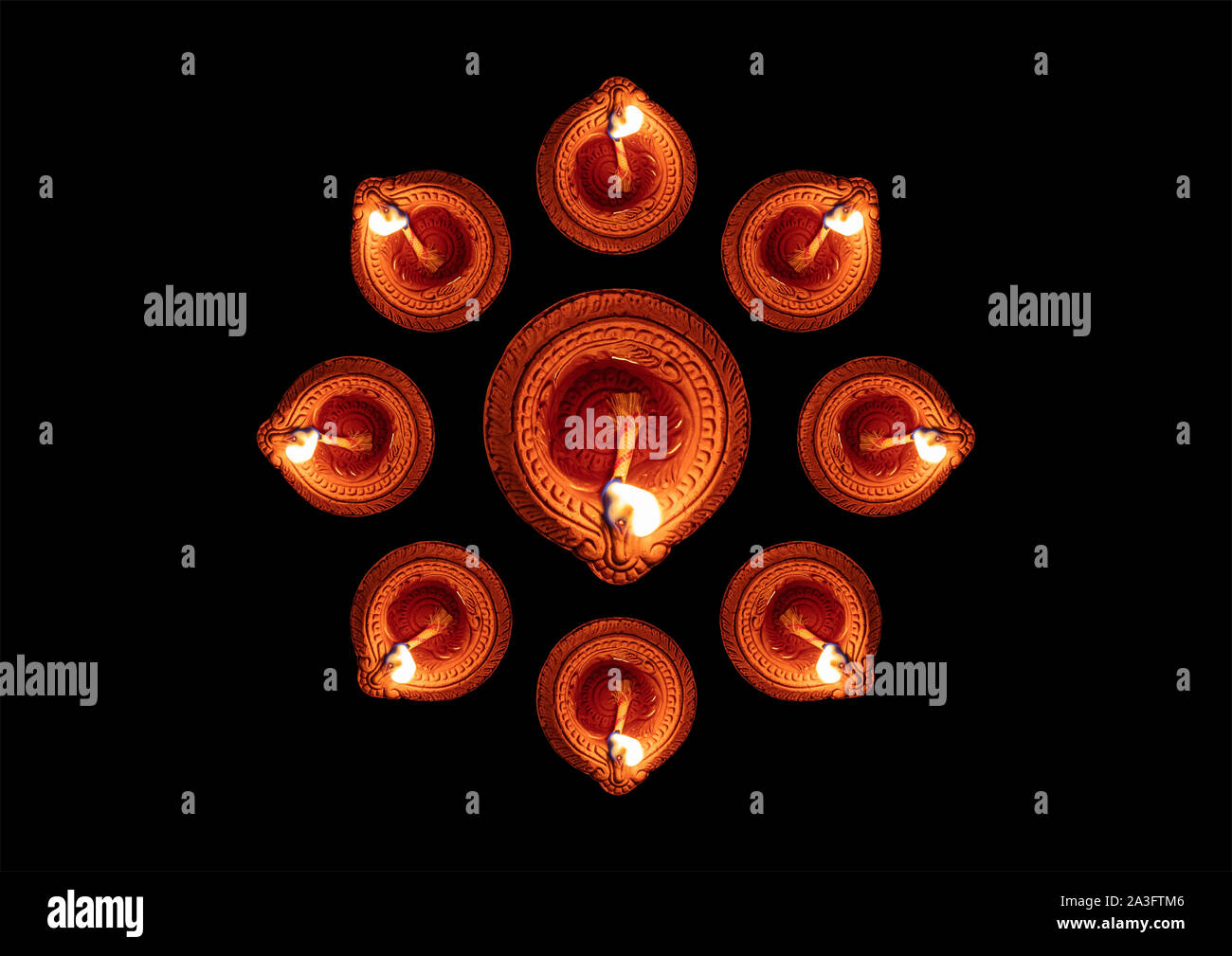 Diwali, la fête hindoue des lumières célébration. Bougies allumées dans l'argile diya Dipavali, traditionnelles lampes à huile sur fond sombre, vue du dessus Banque D'Images