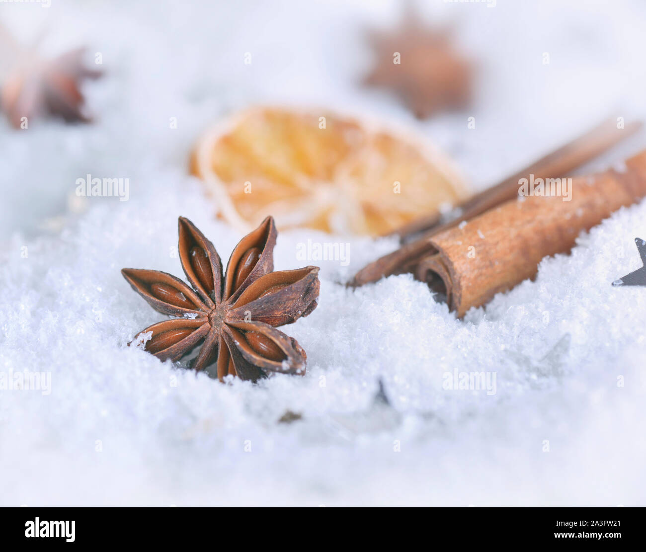 Près de l'anis étoilé et la cannelle sur la neige Banque D'Images